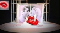 Fellini e una suggestione di Pop art fanno da scenografia alla vicenda del Faust, regia di Rechi